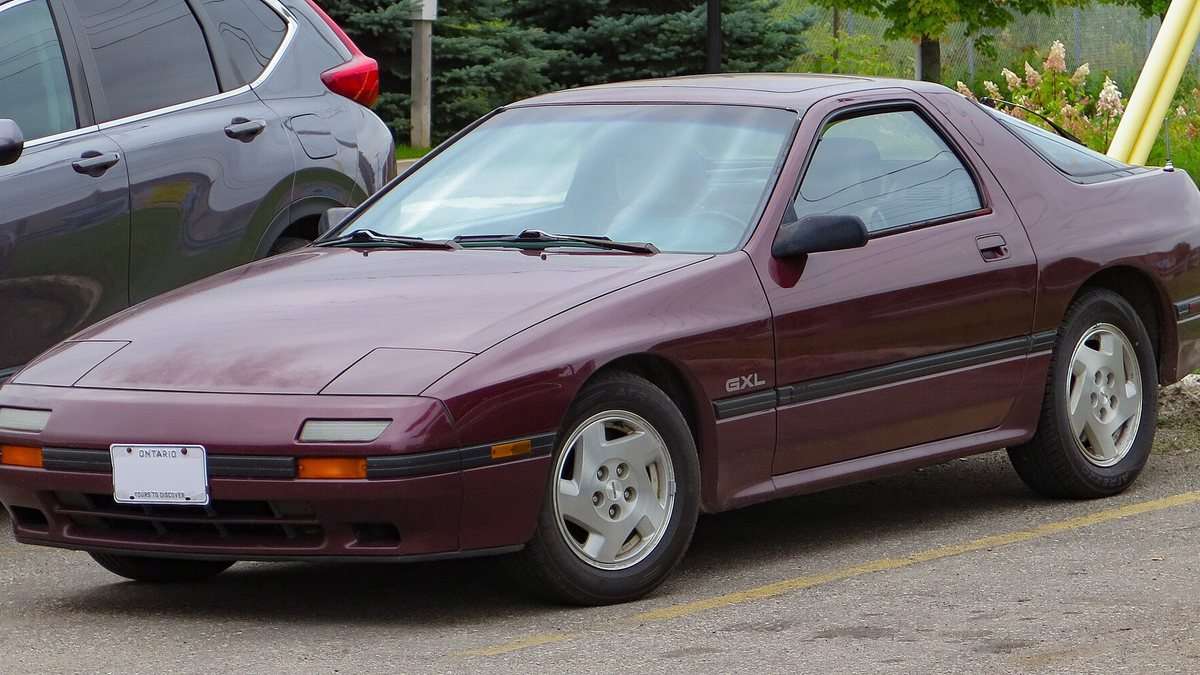 Mazda RX-7 FC front three-quarter view