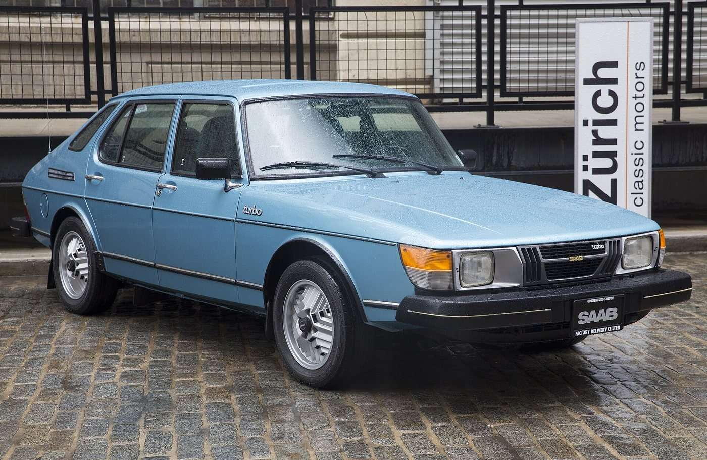 Early five-door Saab 900 Turbo front view