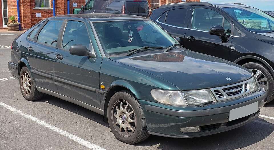 1998 Saab 9-3 hatchback front view
