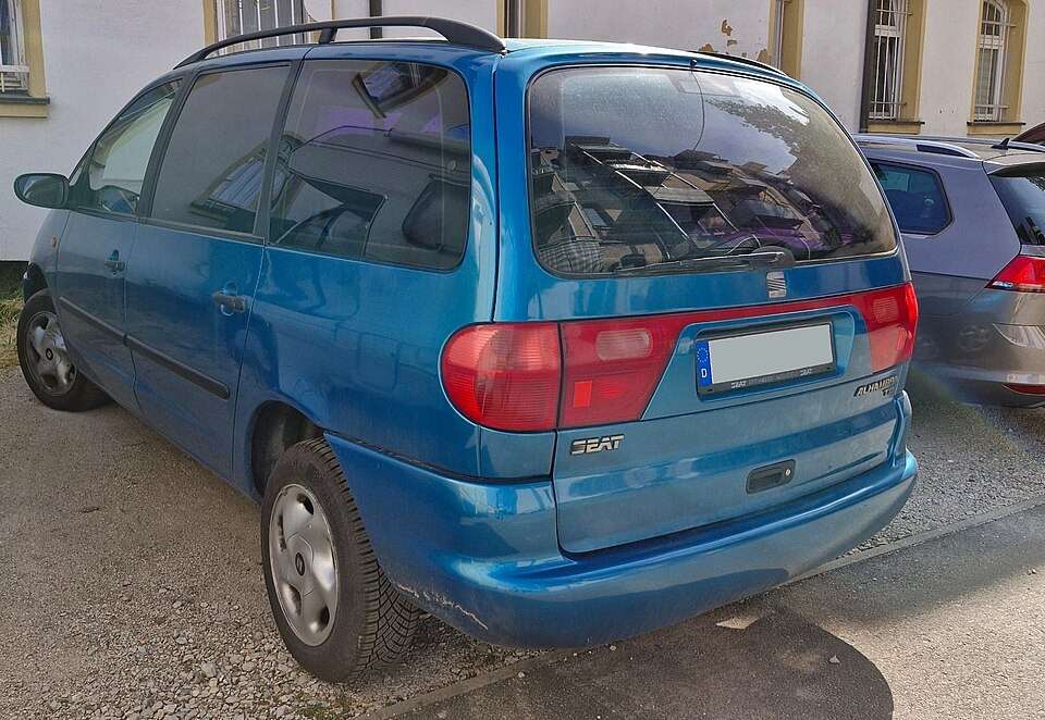 Early SEAT Alhambra Mk1 rear three-quarter view