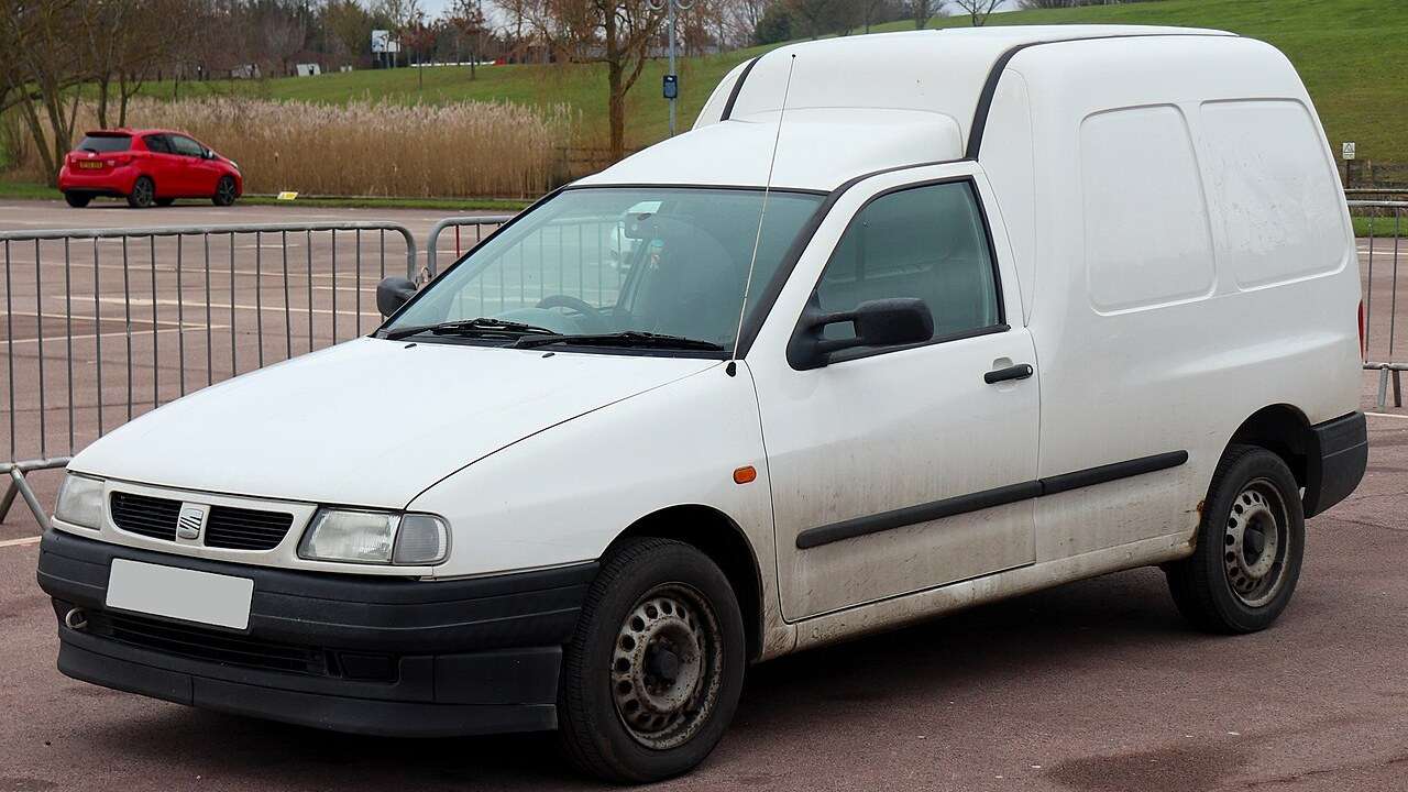 2002 SEAT Inca 1.9 SDI front three-quarter view