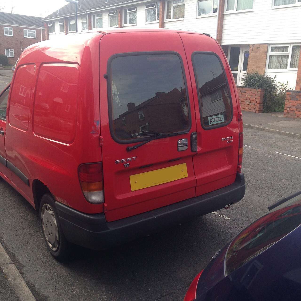 Red 2000 SEAT Inca SDI rear three-quarter view