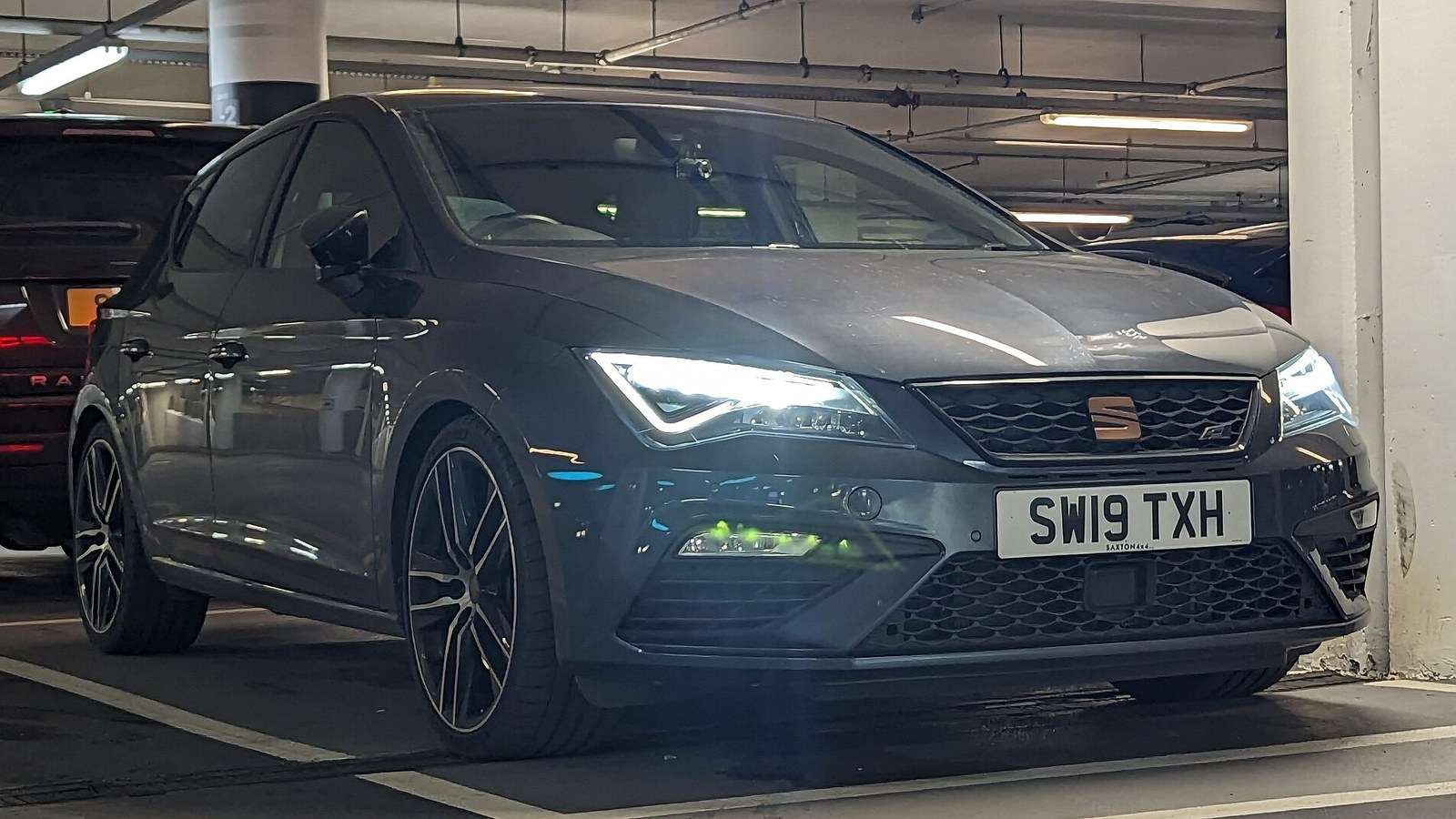 2019 SEAT Leon Cupra Lux 290 front three-quarter view