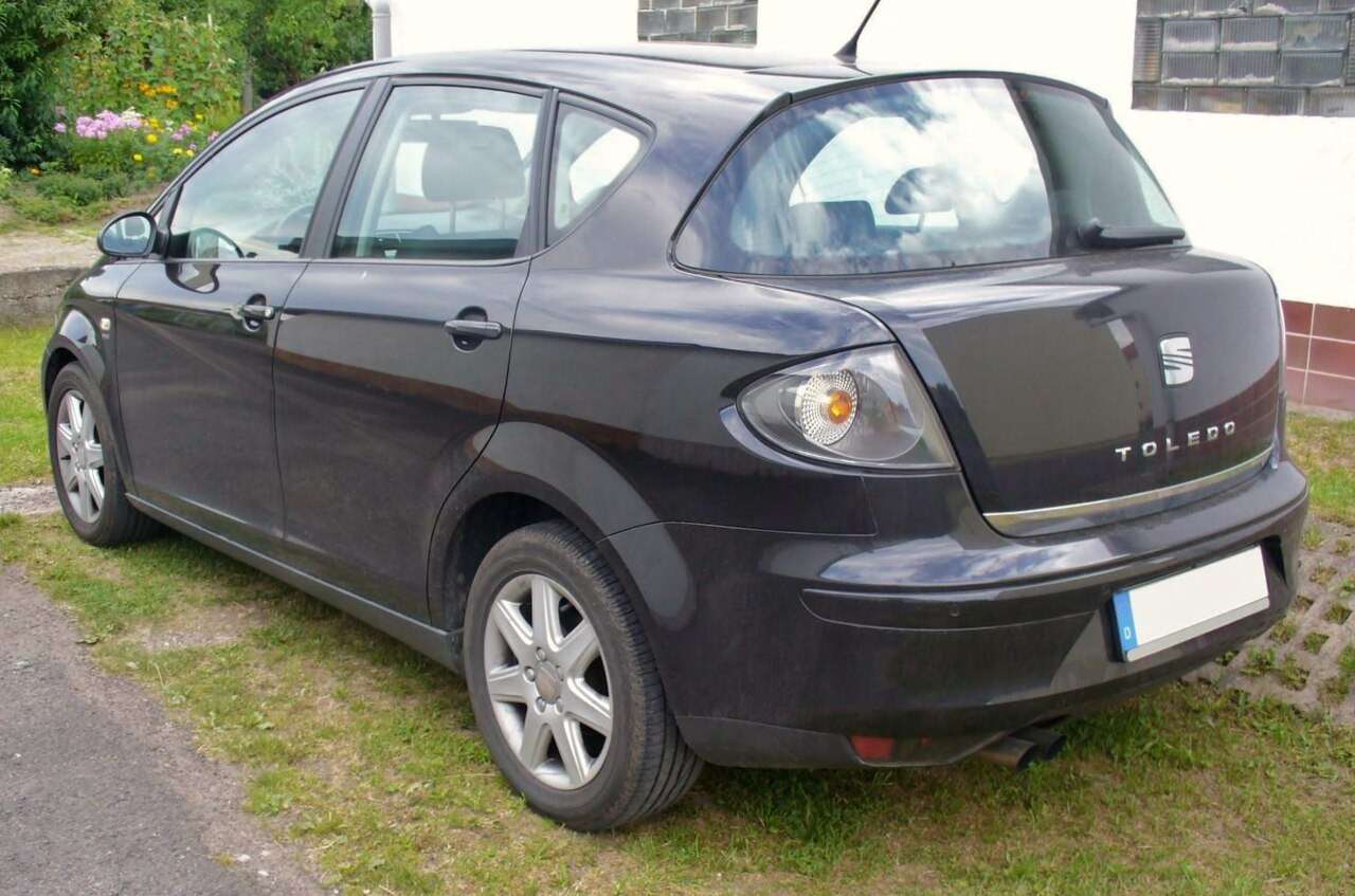 SEAT Toledo Mk3 2.0 FSI rear three-quarter view