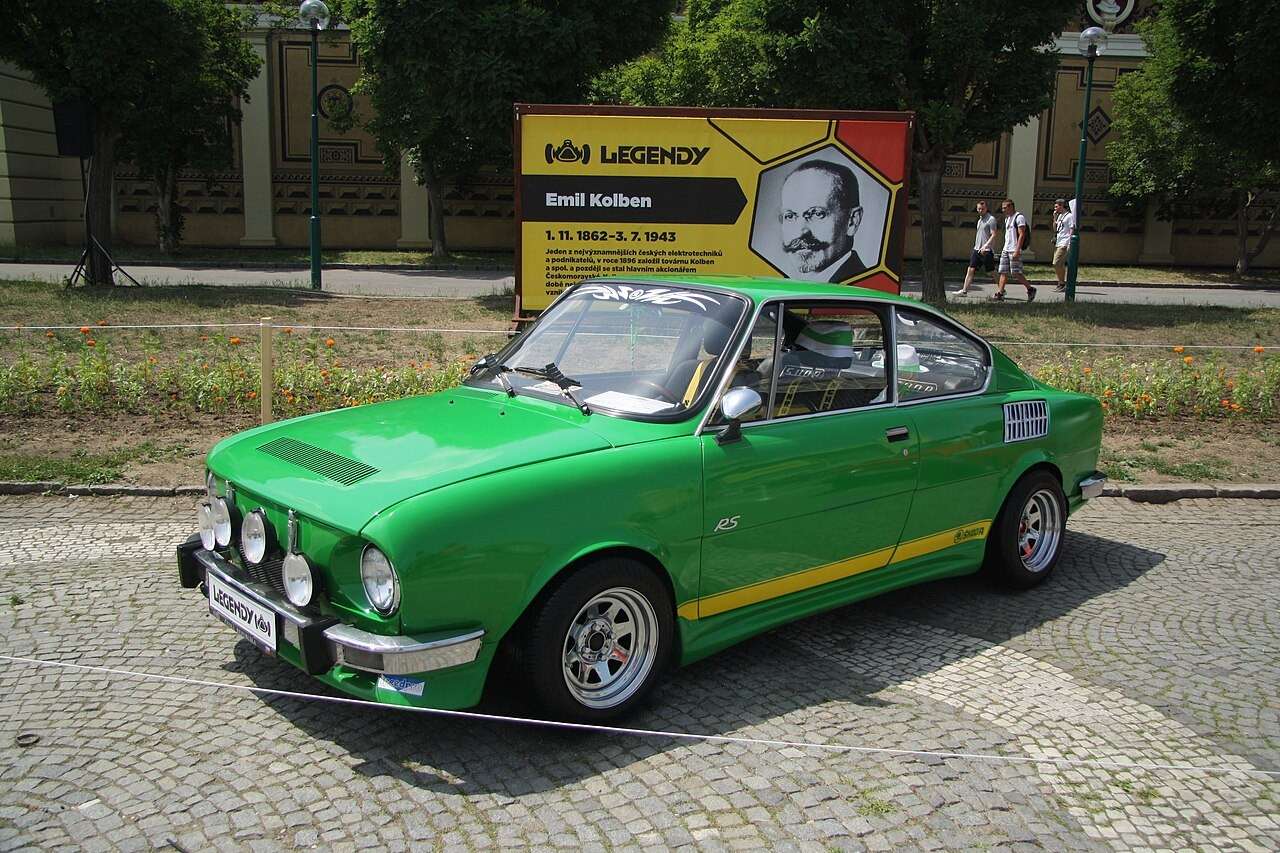Green Škoda 110 R front three-quarter view