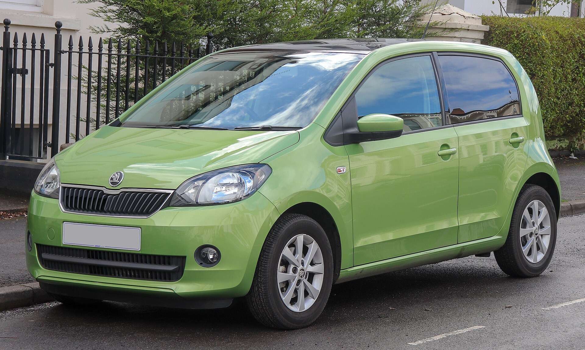 2013 UK-market Škoda Citigo Elegance front three-quarter view