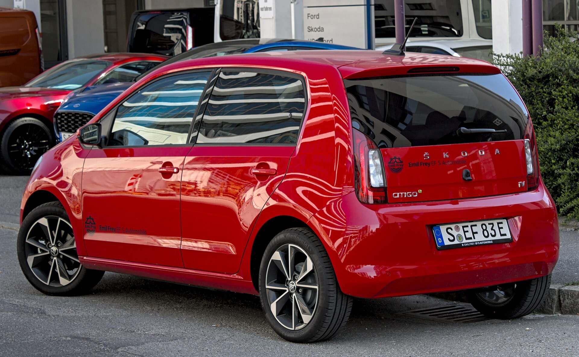 Škoda Citigoe iV front three-quarter view
