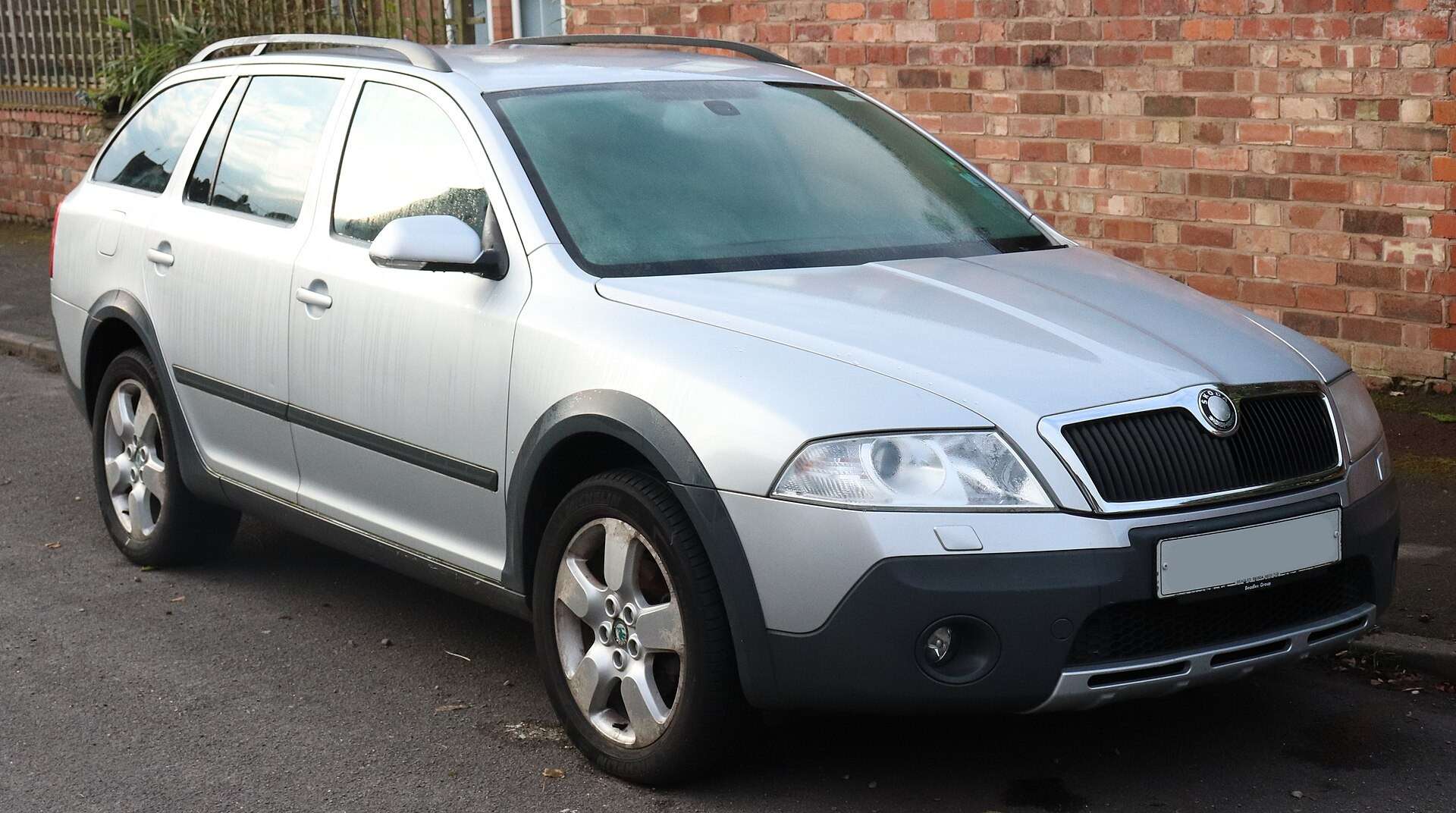 2008 UK-market Škoda Octavia Scout 2.0 TDI front three-quarter view