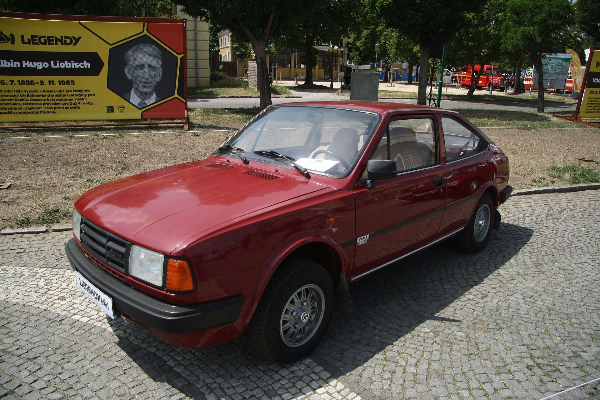Red Škoda Rapid 136 front three-quarter view