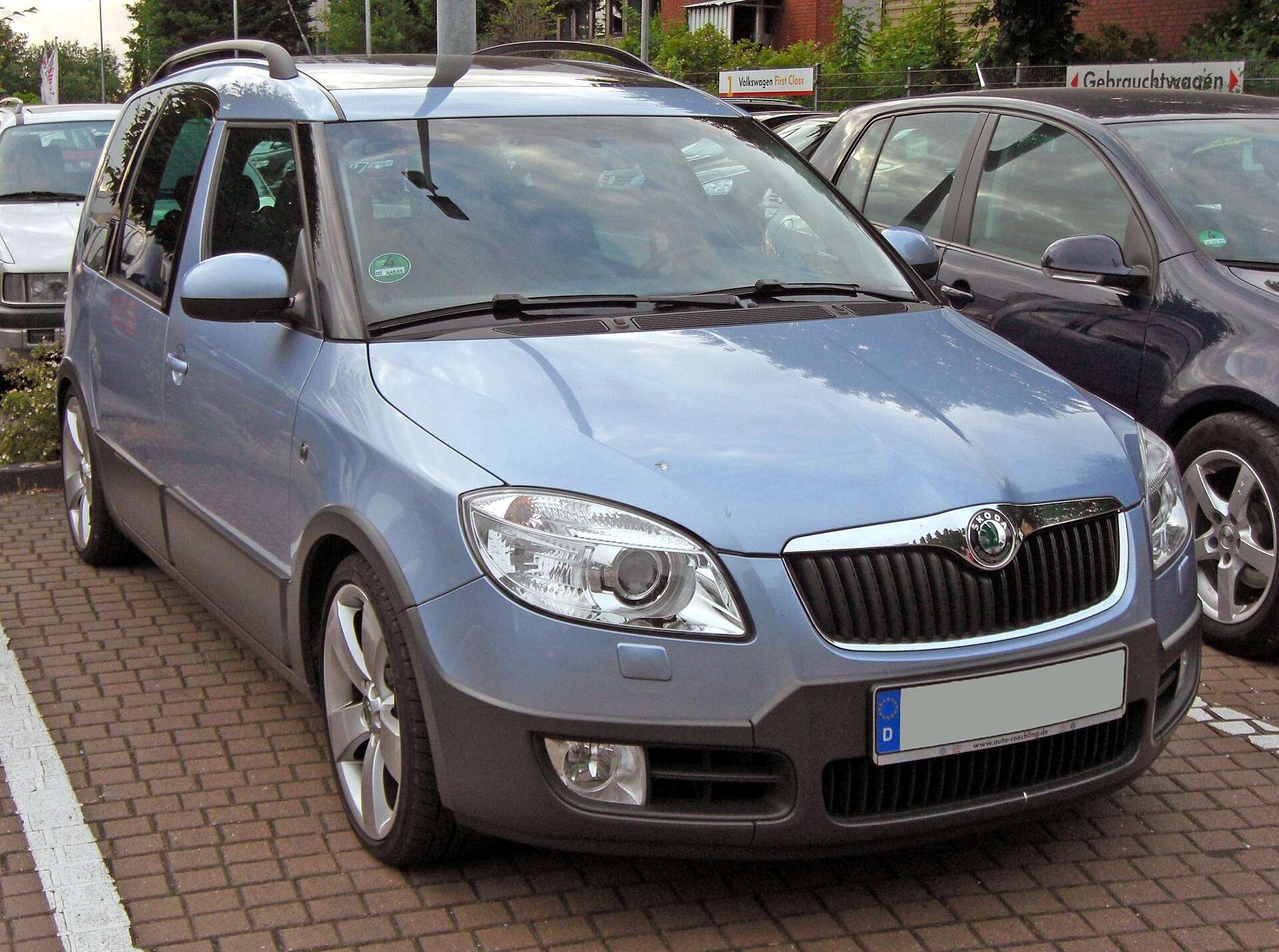 Škoda Roomster Scout front three-quarter view
