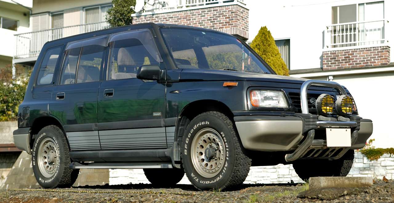 First-generation Suzuki Escudo three-door side view
