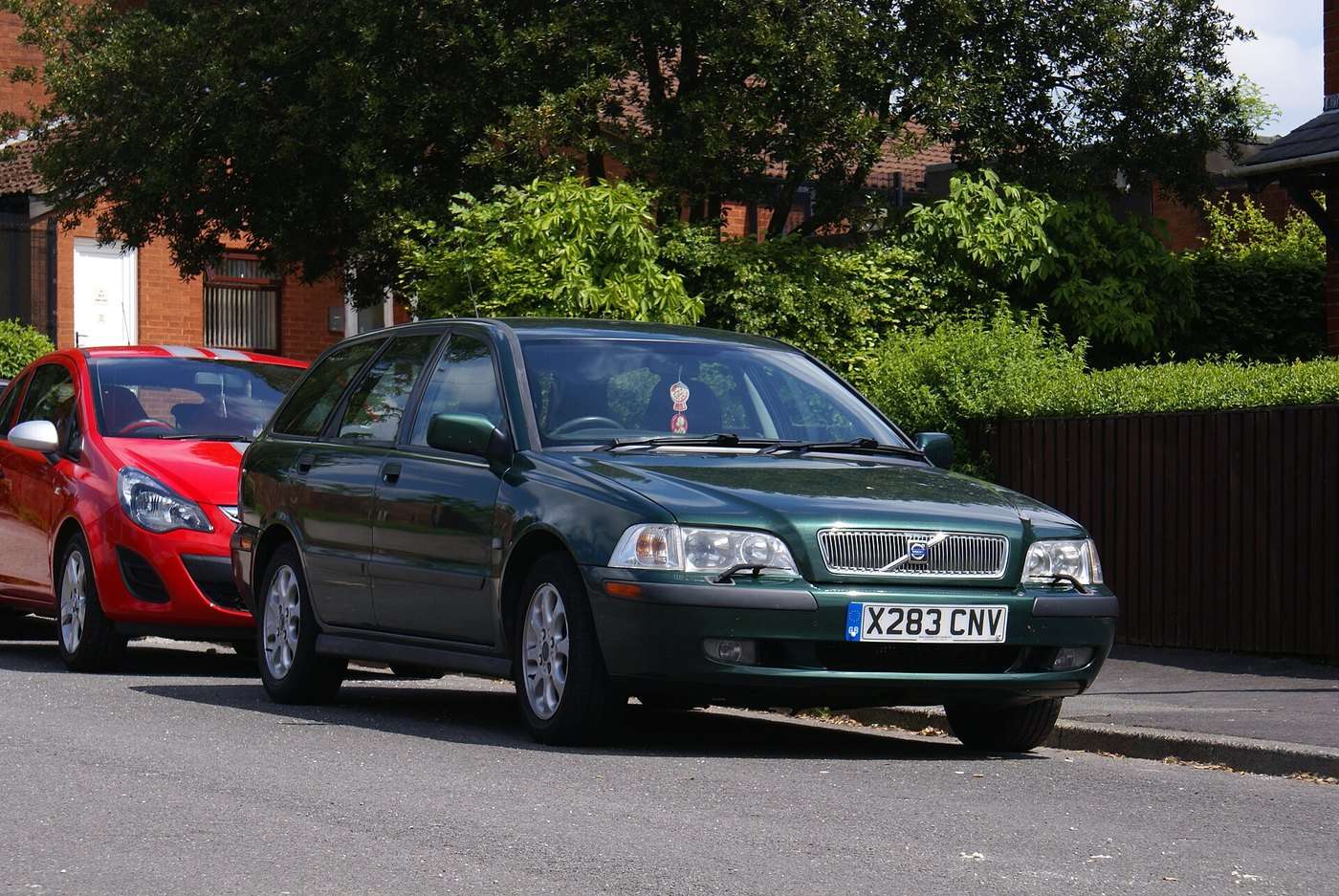 2000 Volvo V40 front view