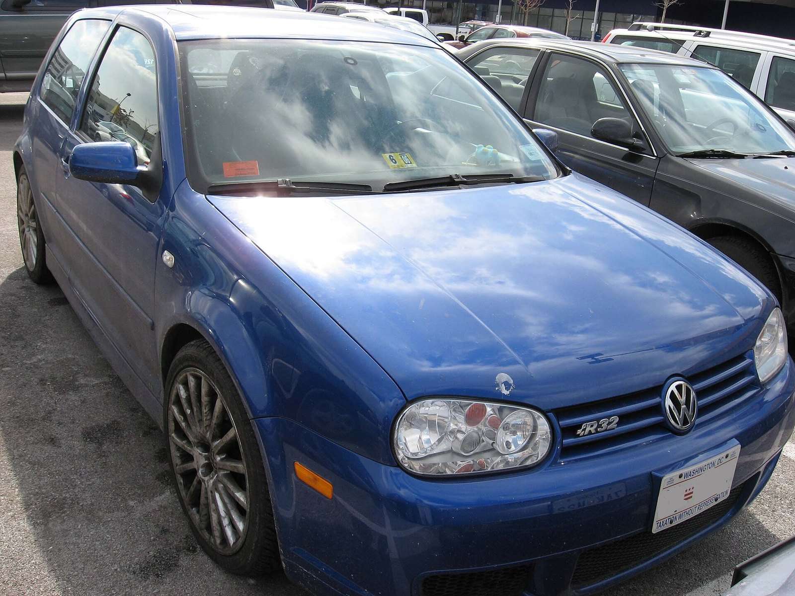 Volkswagen Golf Mk4 R32 front view