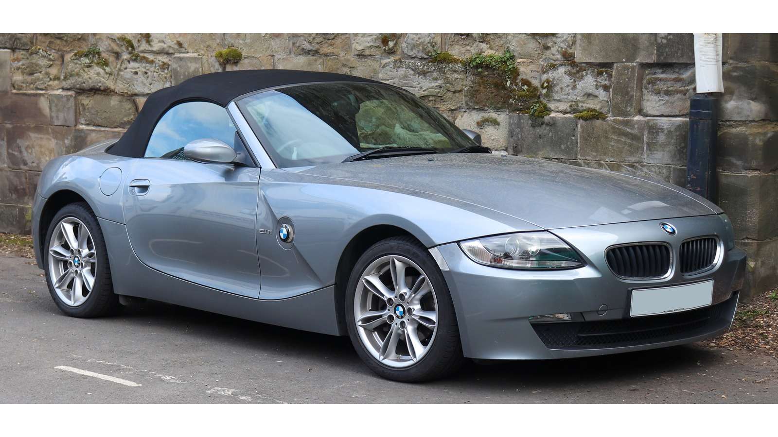2006 BMW Z4 E85 2.0i Roadster with fabric roof, front three-quarter view
